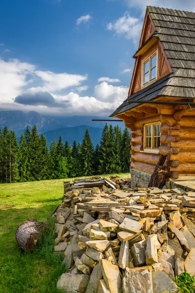 Wooden forester cottage in the mountains — Stock Photo, Image