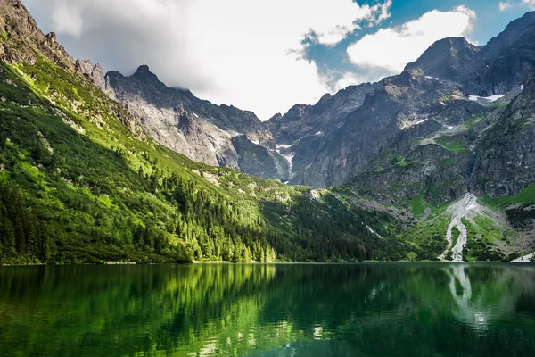 Krásné jezero s průzračnou vodou v horách — Stock fotografie