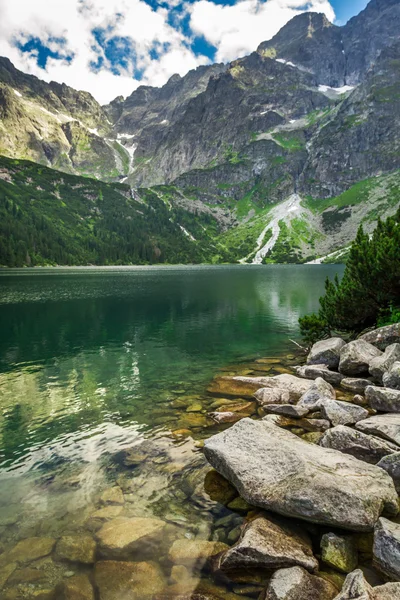 Beau lac avec eau claire dans les montagnes — Photo