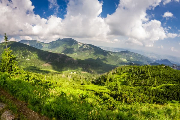 Panoramic view of mountain peaks from the trail — Stock Photo, Image