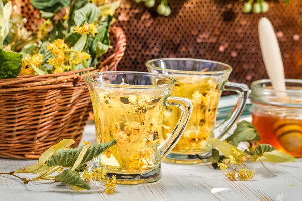 Summer lime tea with honey served in the garden — Stock Photo, Image