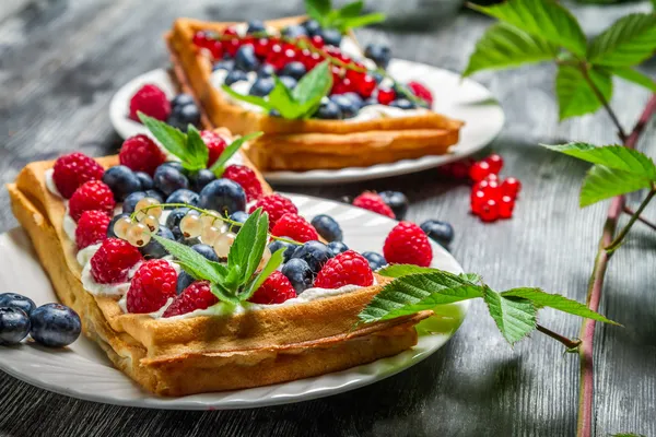 Waffel krem ve yaban mersini ve ahududu — Stok fotoğraf