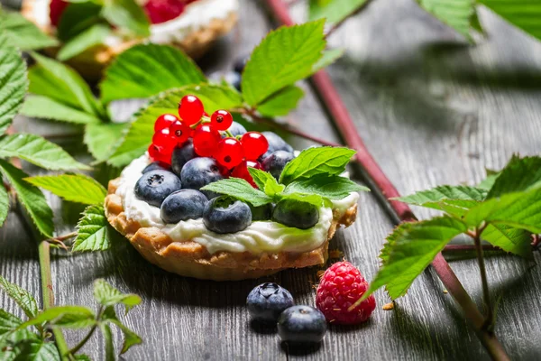 Kleiner Cupcake mit Beerenfrüchten — Stockfoto