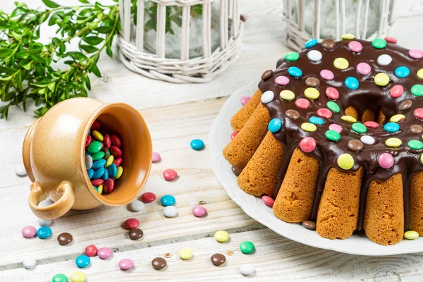 Decorating traditional easter cake with candies — Stock Photo, Image