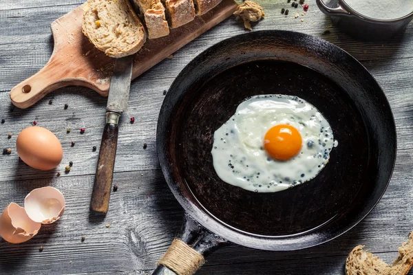 Frühstück mit Eiern und Brot — Stockfoto
