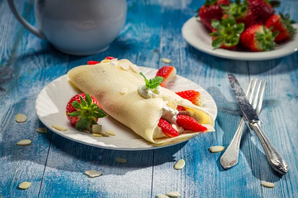 Crêpes aux fraises et crème fouettée — Photo