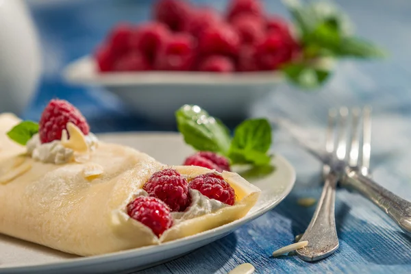 Panqueques de fresa espolvoreados con azúcar glas —  Fotos de Stock