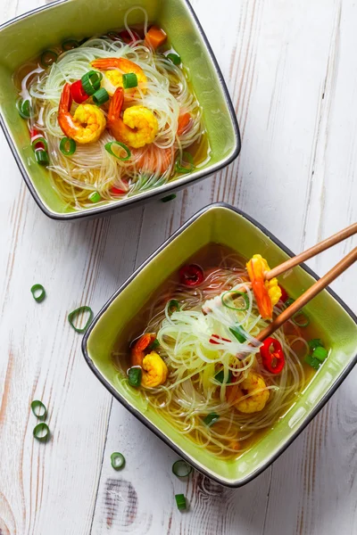 Thai soppa med räkor och nudlar — Stockfoto