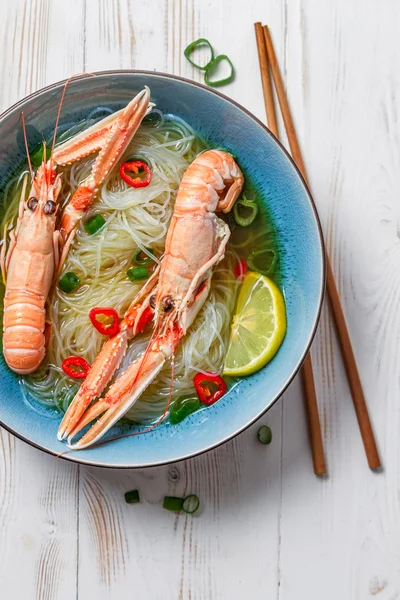 タイのスープ麺と手長海老のクローズ アップ — ストック写真