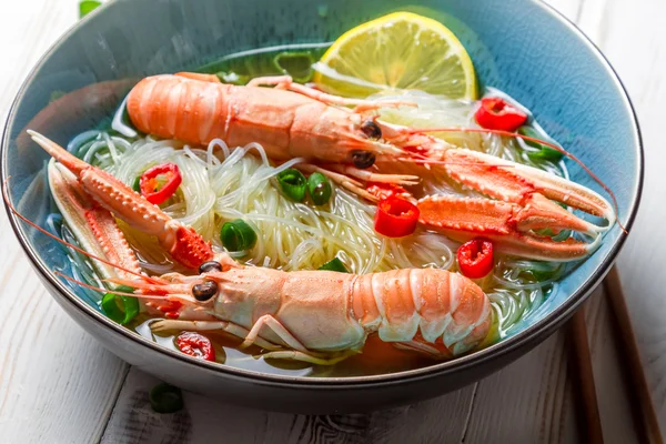 Closeup of Thai soup with scampi and noodles — Stock Photo, Image
