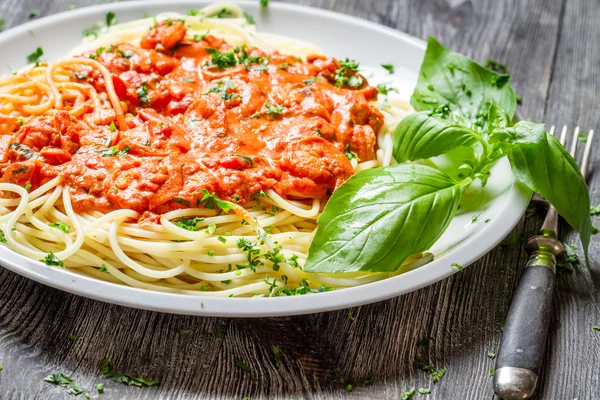 Spaghetti bolognese con gamberetti ed erbe fresche — Foto Stock