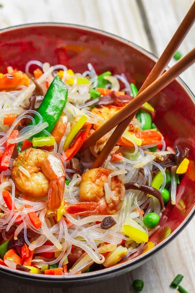 Close-up van chinese mix groenten en rijstnoedels — Stockfoto