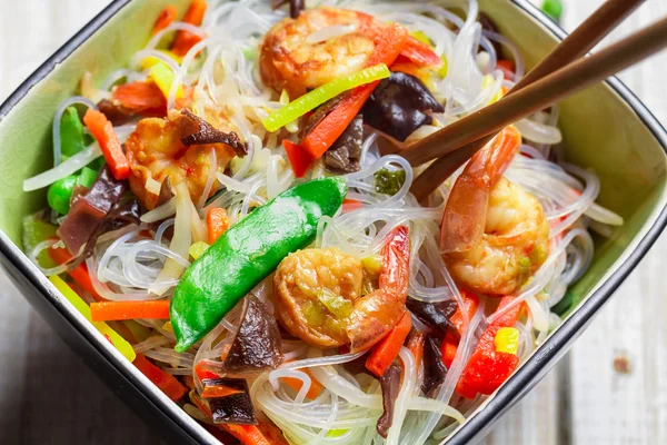 Gros plan de mélange chinois légumes et nouilles de riz — Photo