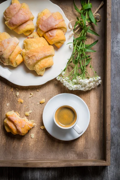 Flores, croissants, espresso para el desayuno — Foto de Stock