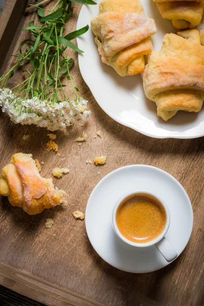 Bloemen, croissants, espresso voor het ontbijt — Stockfoto