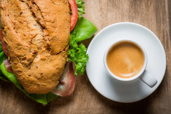 Кава і бутерброд на сніданок — стокове фото