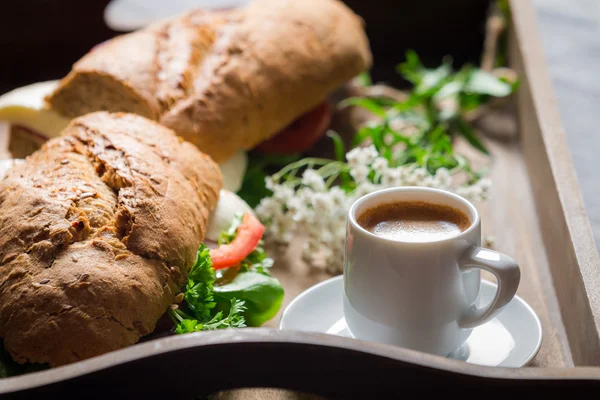 Kaffee und Sandwich zum Frühstück — Stockfoto