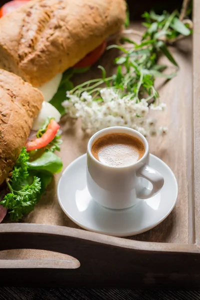Кава і бутерброд на сніданок — стокове фото