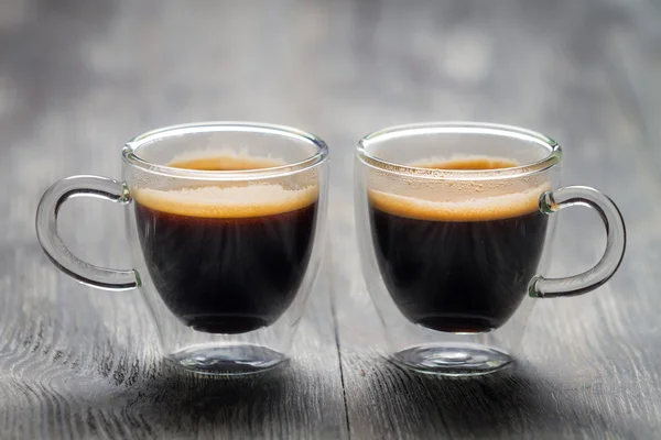 Nahaufnahme von zwei kleinen Tassen mit Espresso — Stockfoto