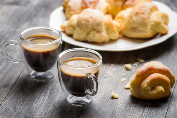 İki fincan espresso ve kruvasan kahvaltı için — Stok fotoğraf