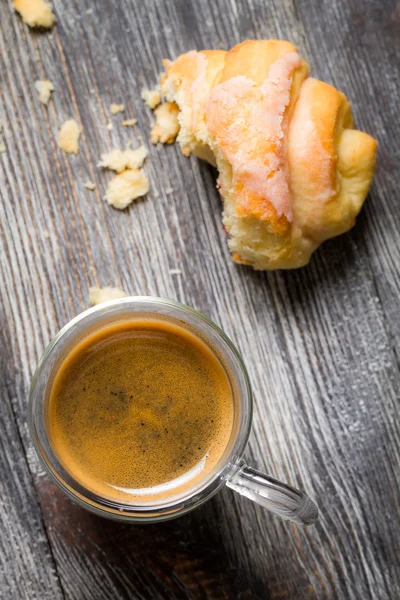 Zwei Tassen Espresso und Croissants zum Frühstück — Stockfoto