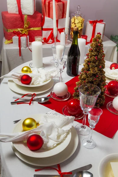 Richly set the Christmas table — Stock Photo, Image