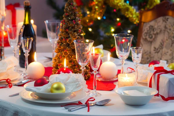 Preparando-se para a véspera de Natal na mesa lindamente decorada — Fotografia de Stock