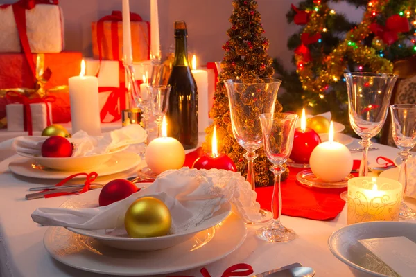 White and red decorations on the Christmas table — Stok fotoğraf