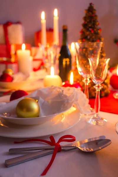 Besteck mit roter Schleife auf dem Urlaubstisch — Stockfoto