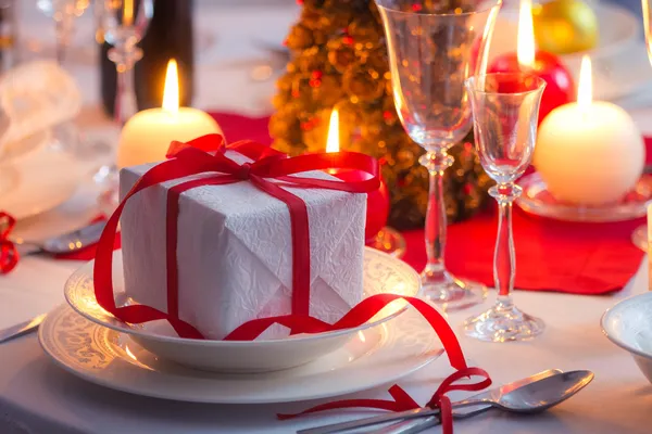 Sorpresa esperando a la familia en una mesa de Navidad — Foto de Stock