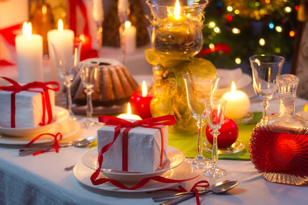 Hora de sentarse alrededor de una mesa de Navidad —  Fotos de Stock