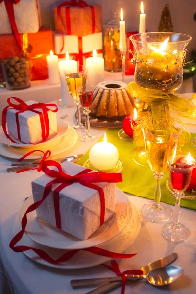 Brindis en la mesa de Navidad — Foto de Stock