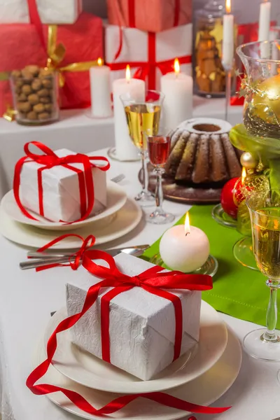 Weihnachtsgeschenke für etwas Besonderes auf dem Tisch — Stockfoto