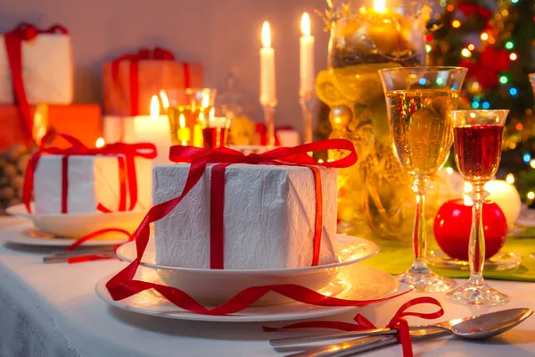 Julafton middag med levande ljus — Stockfoto