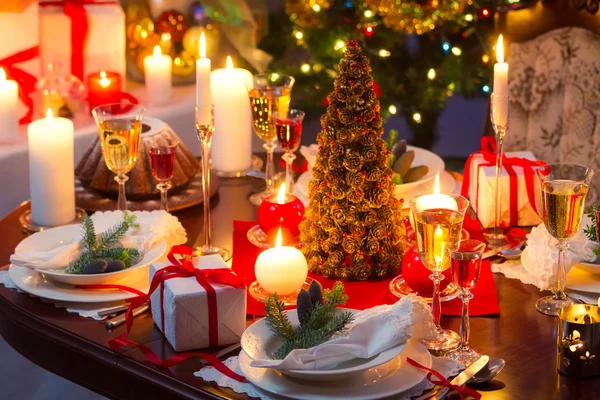 Παραδοσιακά διακοσμημένο Χριστουγεννιάτικο τραπέζι Εικόνα Αρχείου