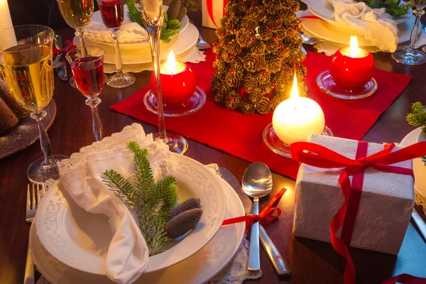 Tavolo pieno di prelibatezze natalizie — Foto Stock