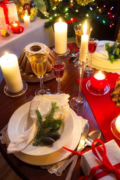 Kerst tafel is klaar — Stockfoto