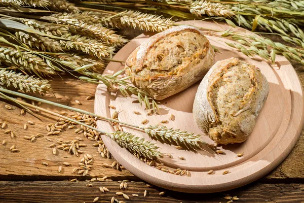 Fechar os pães castanhos assados a partir de grãos frescos — Fotografia de Stock