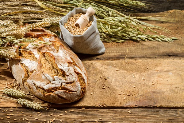 Буханка хлеба и мешок с зерном — стоковое фото