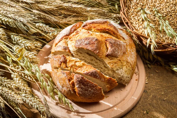 Fresh sliced bread and ears of corn — Stock Photo, Image