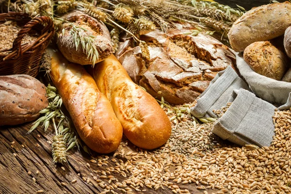 Various kinds of whole wheat bread in the pantry — Stock Photo, Image