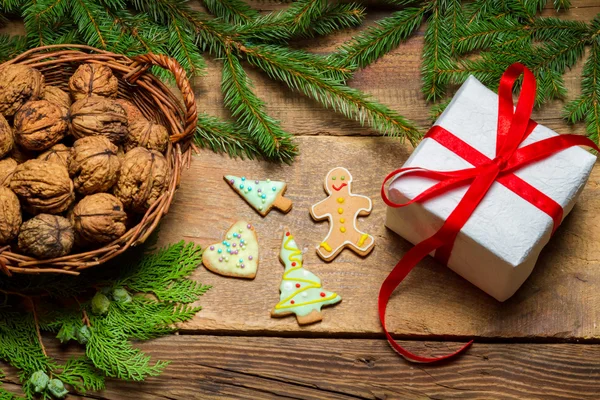 Pepparkakor och valnötter till jul — Stockfoto