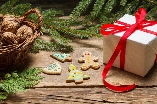 Closeup de biscoitos de gengibre e nozes para o Natal — Fotografia de Stock