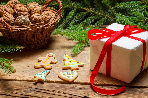 Gåva och pepparkakor cookies till jul — Stockfoto