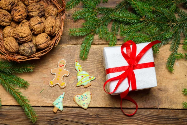 Vista di regali e biscotti di pan di zenzero per Natale — Foto Stock