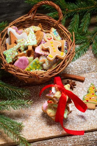 装满圣诞姜饼饼干的篮子 — 图库照片