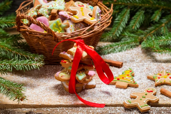Packing gingerbread cookies for Christmas — Stock Photo, Image