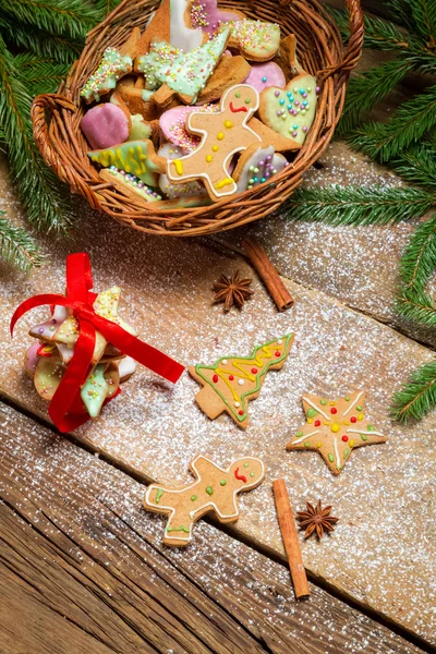 Gingerbread çerezleri olarak Noel dekorasyon — Stok fotoğraf