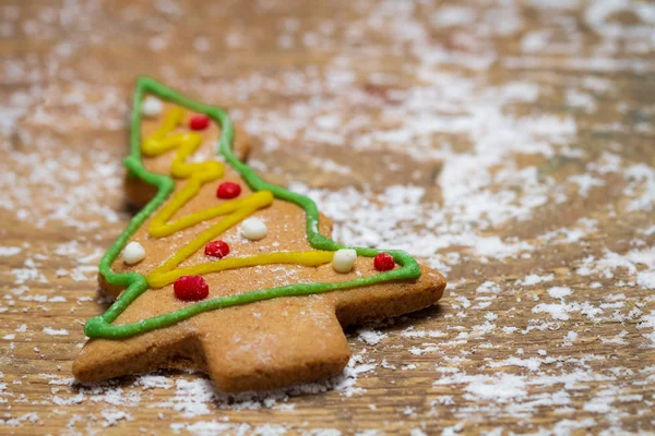 Small gingerbread Christmas tree on a wooden table — Stock Photo, Image