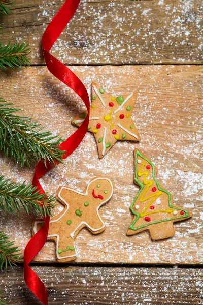 Lebkuchen zu Weihnachten mit roter Schleife — Stockfoto